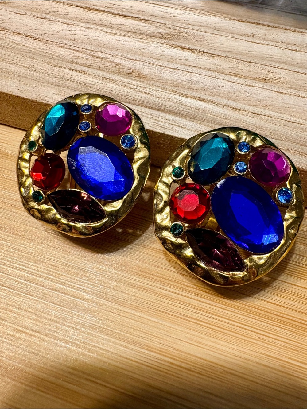 Gorgeous vintage multicolor rhinestone clip earrings - Picture 2 of 5